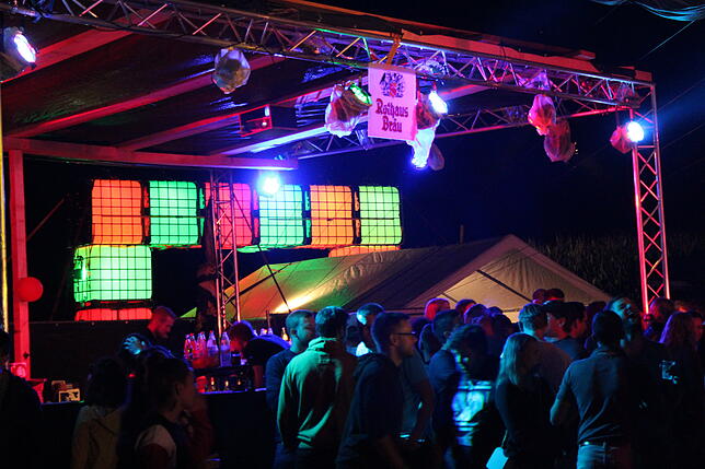 Der Eingangsbereich und die Bar des Festivals waren einfallsreich beleuchtet. Bild: Ingrid Ploss