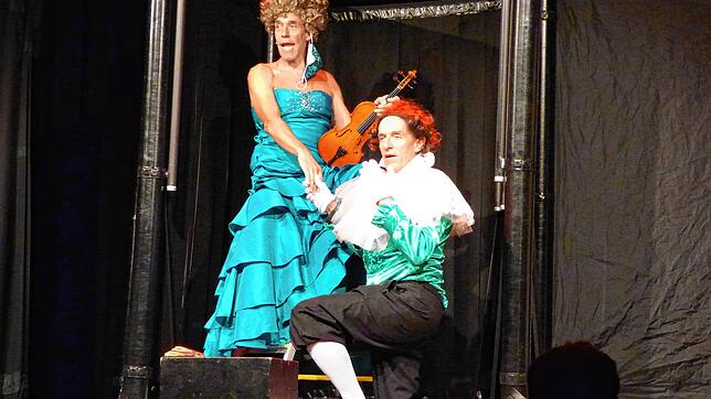 Ganz barock präsentiert sich das Duo Oropax. Doch welch grässlicher Duft kommt unter dem Rock der Dame hervor?