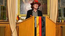 Irmgard Stamm referiert über die Farben der Nationalflagge.