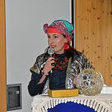 Beim Theaterstück blickte Gabi Benzing-Schoof als Wahrsagerin in die Glaskugel, um die heute bereits verwirklichte Zukunft des ...