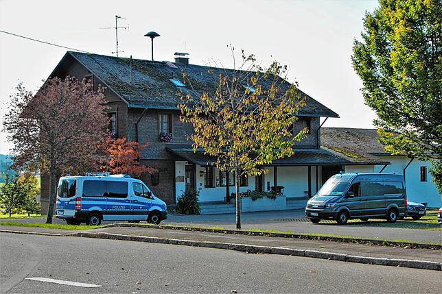 Das Rathaus in Ibach mit zwei Mannschaftswagen der Polizei.