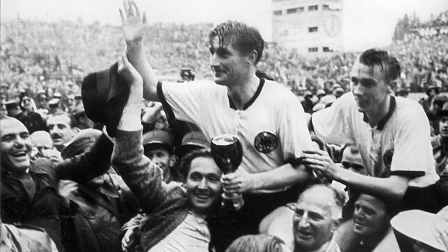 Ein Fußballmoment für die Ewigkeit: Der deutsche Stürmer und Kapitän Fritz Walter (Mitte, oben) und sein Teamkollege Horst Eckel ...