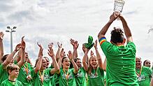 Da ist das Ding: Nach einem dramatischen Finale in Rheinfelden gegen den FC Hauingen durfte Spielführerin Fabiane Priscila Leite de ...