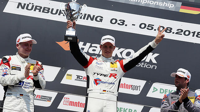 Mike Halder (Mitte) streckt stolz den Siegerpokal in die Höhe. Der Meßkircher hat sich wertvolle Punkte für die Gesamtwertung der ADAC ...