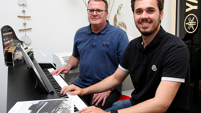 Peter Muck (links) hat das 1952 von seinem Onkel gegründete Fachgeschäft Musik Ebert im Jahr 1992 übernommen. Sein Sohn Vincent (rechts) ...