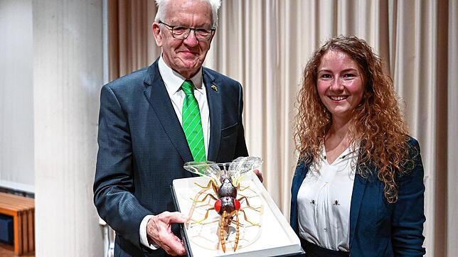Winfried Kretschmann mit einem Modell der Wespenart, die nach ihm benannt wurde. Neben dem Ministerpräsidenten steht die Entdeckerin des ...