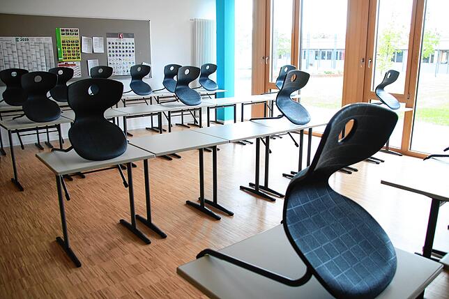 Normalerweise werden in diesem Raum bis zu 30 Schüler unterrichtet &ndash; ab Montag aber maximal zwölf. Die restlichen Stühle und ...