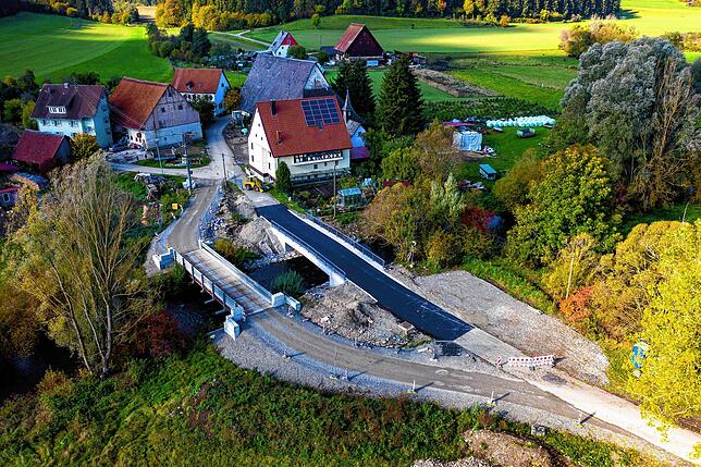 Sie wird in Kürze bereits dem Verkehr übergeben, die neu gebaute Brigach-Brücke in Beckhofen. Im kommenden Jahr geht es dann mit dem ...