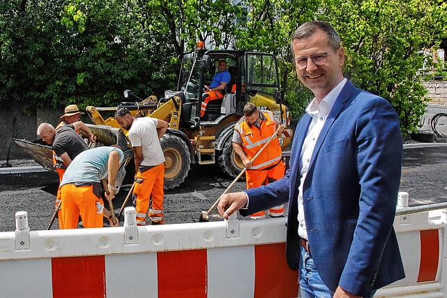 Mit Hochwasser zum Start seiner Amtszeit und Sanierung der Schlossstraße im Mühlhausen (im Bild) kann Patrick Stärk nach diesem Jahr auf ...