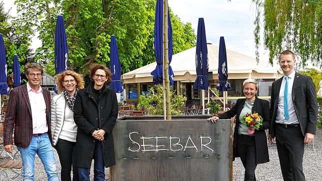 Freuen sich auf den Neustart der Seebar: Inhaber Winfried Kountz, Stefanie Engst (Bauamt) Angelique Augenstein (Leiterin Dezernat ...