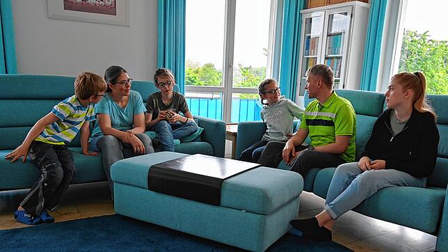 Familie Günther in ihrem Wohnzimmer in Gurtweil (von links): Lukas, Hanna, Sebastian, Franziska, Franz-Josef und Teresa. Die Familie ist ...