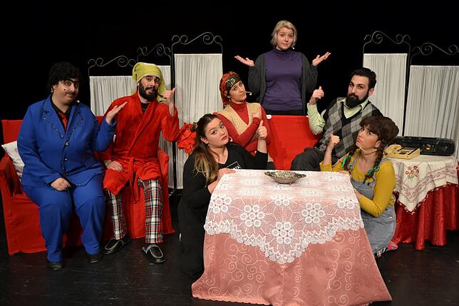 Die Comedy-Theater-Gruppe &bdquo;Halber Apfel&ldquo; zeigt am Samstag, 26. Oktober, was passiert, wenn zwei grundverschiedene Kulturen ...