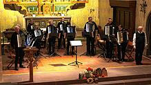 Von Erfolg gekrönt war das Konzert des Öflinger Harmonika-Orchesters unter Leitung von Dirigent Thomas Bürgin (rechts). Foto: Marianne Bader
