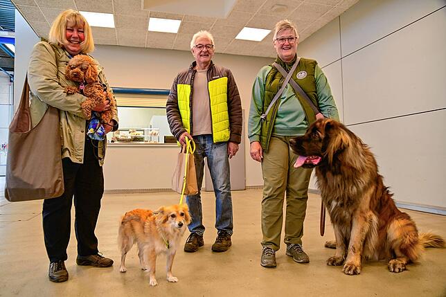 Unterschiedliche Gewichtsklassen am Start. Jutta Meinhardt mit Skyla (von links), Trudpert und Andrea Sontag mit Happy und Fitje, der ...