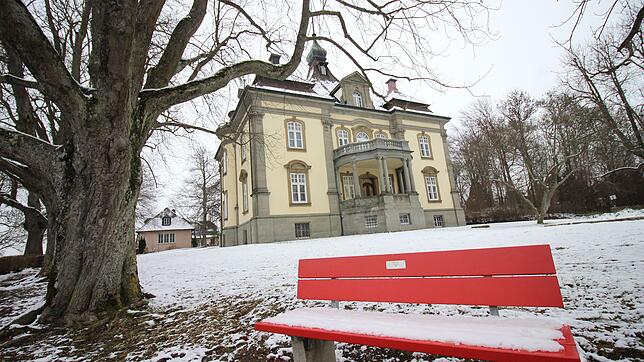 Schnee auf Rauenstein. Seit 2011 wird über eine Nutzung des Schlosses diskutiert. Den Mietern wurde gekündigt, um neue Konzepte umsetzen ...