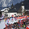 In Seefeld hat die Nordische Ski-WM begonnen. Die Begeisterung ist groß, die Tribünen sind voll.
