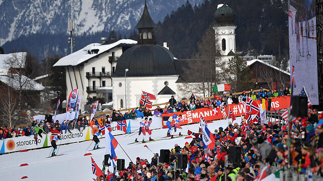 In Seefeld hat die Nordische Ski-WM begonnen. Die Begeisterung ist groß, die Tribünen sind voll.