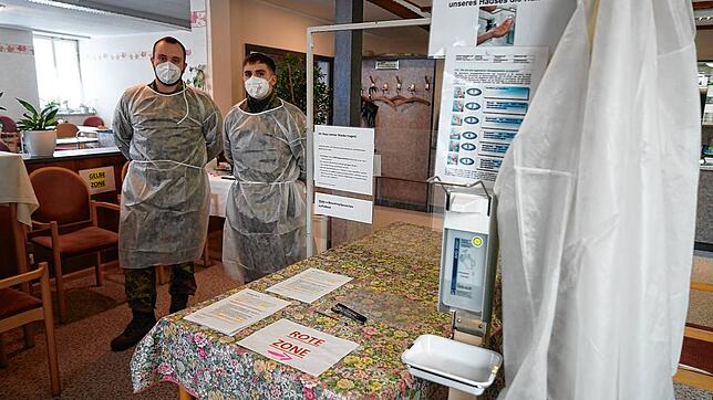 Im St. Marienhaus in Bad Säckingen sind Stabsgefreiter Benjamin Zopf (links) und Hauptgefreiter Luca Sovzio im Einsatz.