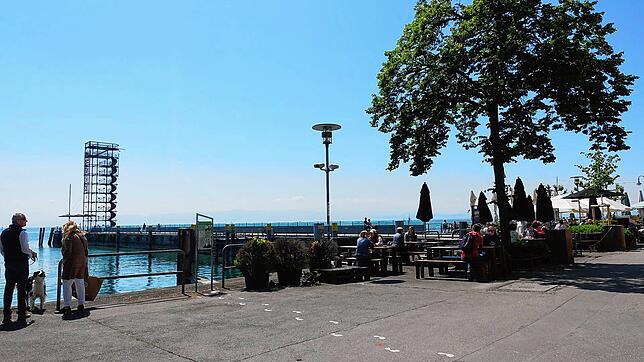 Frühsommer, Sonnenschein und endlich wieder die Möglichkeit, bei einem Kaffee auf den See zu schauen: Um die Mittagszeit herrscht wieder ...