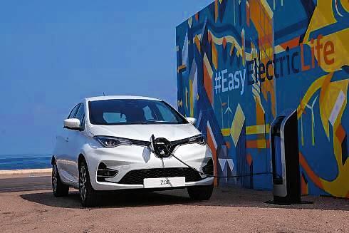 Elektrisch betriebener Renault Zoe. Die allermeisten Firmen nutzen kleine Firmenwägen, die von den Angestellten oft auch privat genutzt ...