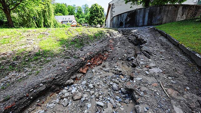 Das Unwetter in Schienen hat schwere Schäden hinterlassen und unter anderem ganze Wege freigespült.