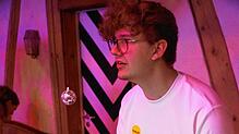 Musiker Marius Helber (23) steht beim Konzert von RasgaRasga am Mischpult.