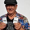 Im Nachhinein kann Werner Kopp lachen: Links hält er das aktuelle Parkticket in der Hand, benutzt hatte er zunächst das alte Ticket ...