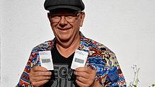 Im Nachhinein kann Werner Kopp lachen: Links hält er das aktuelle Parkticket in der Hand, benutzt hatte er zunächst das alte Ticket ...