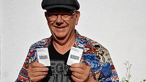 Im Nachhinein kann Werner Kopp lachen: Links hält er das aktuelle Parkticket in der Hand, benutzt hatte er zunächst das alte Ticket ...