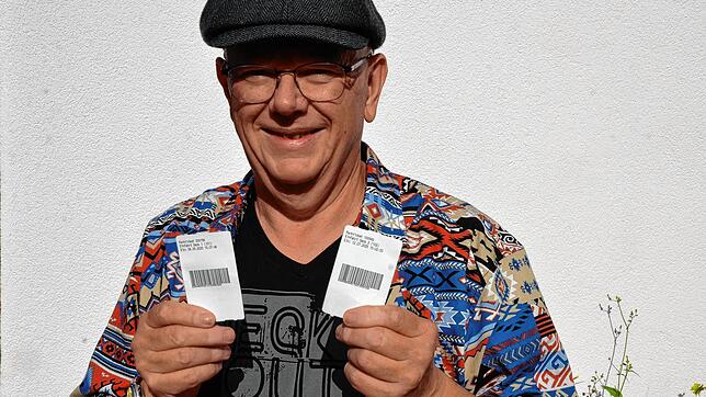 Im Nachhinein kann Werner Kopp lachen: Links hält er das aktuelle Parkticket in der Hand, benutzt hatte er zunächst das alte Ticket ...