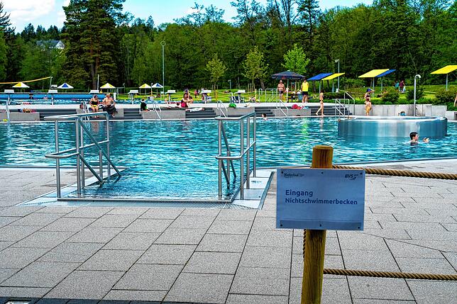 Bild 9: Ab ins Wasser: Das sind die Bilder vom Badestart im Kneippbad mit 3-G-Regelung