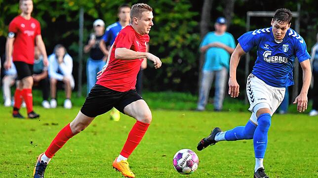 Strohfeuer: Nico Maier (links) brachte den FC Hochrhein zwar überraschend in Führung. Am Ende setzte sich aber der entschlossener ...