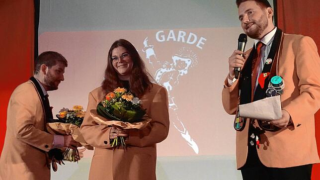 Tradition trifft auf Zeitgeist: Martin Zajac (rechts) nimmt Lena Sadek als erste Frau in die Reihen der Neuner auf und David Keck ...