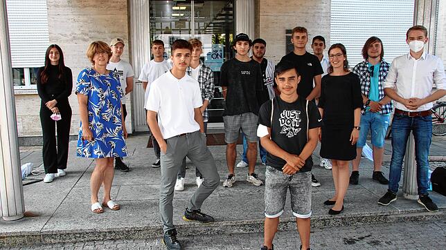 Das 15-köpfige Singener Jugendkomitee wurde vor den Sommerferien von Bürgermeisterin Ute Seifried (zweite von links) und ...