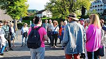 Viel los beim historischen Abend: Natascha Auer (mit Rucksack), Vorstandsmitglied des Fördervereins Museum Bodman-Ludwigshafen, freut ...