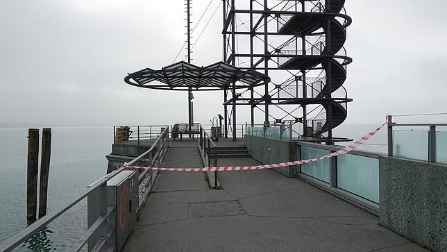 Betreten verboten. Zu gefährlich wäre es während der Entfernung der Liebesschlösser für Besucher am Moleturm. Während der ...