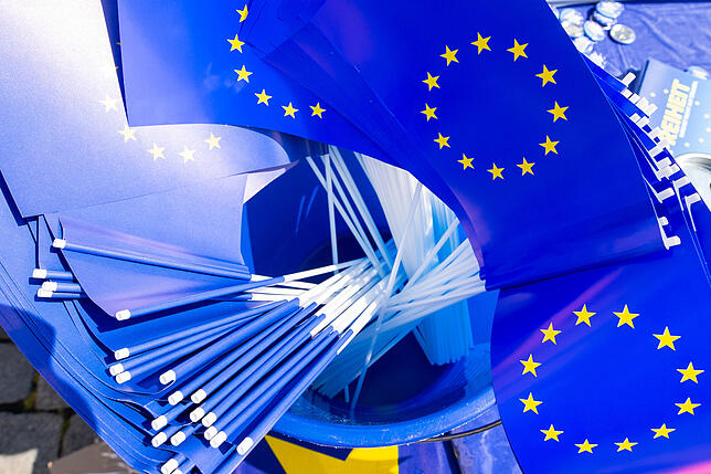Zahlreiche Europa-Fähnchen sind in einem Eimer am Stand der Pulse of Europe verstaut, während auf dem Neumarkt in Dresden die Pulse of ...