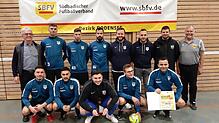 Der alte und neue Futsal-Bezirksmeister Bodensee, der FC Anadolu Radolfzell (hinten, von links): Bezirksvorsitzender Konrad Matheis, ...