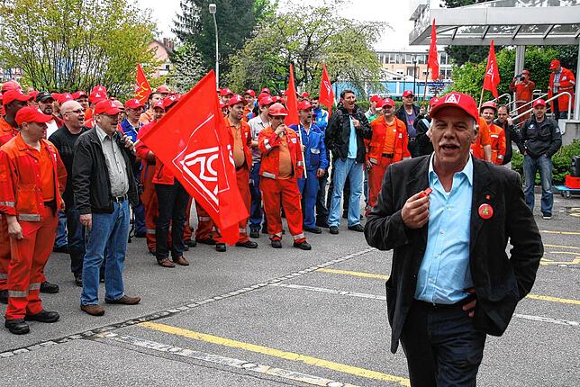 Enzo Savarino (rechts) in seinem Element und 2015 mitten im Arbeitskampf beim Warnstreik mit 500 Mitarbeitern bei der Alu in Singen vor ...