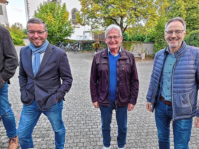 Gratulierten vor Ort: Meßmers Amtskollegen Fabian Meschenmoser (Deggenhausertal, links) und Martin Rupp (Bermatingen, rechts). In der ...