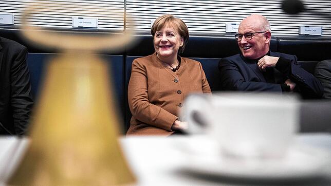 Kanzlerin Angela Merkel und Fraktionschef Volker Kauder unterhalten sich 2018 zu Beginn einer Fraktionssitzung.