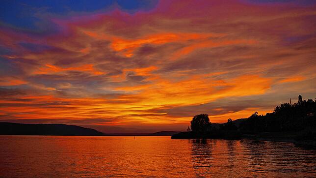 Sonnenuntergänge am Bodensee, wie hier in Überlingen, sind einfach schön. Auf der B 31 kam es wegen der Schönheit der Natur am ...