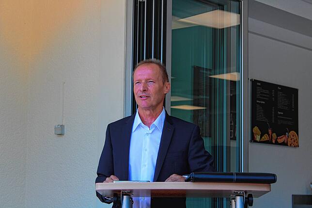 Jürgen Fürst, Geschäftsführer der Stadtwerke Stockach, sprach als Erster zur Eröffnung des Freibads nach der großen Sanierung.