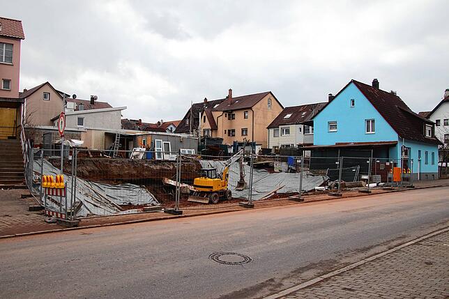 Blick in die Baugrube in der Sturmbühlstraße 101. Für die Häuser links und rechts bestand am 3. März Einsturzgefahr. Wie sicher die ...