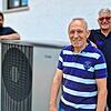 Gerhard Steinbinder (Mitte) vor seiner Wärmepumpe. Im Hintergrund zu sehen sind Timo (links) und Thomas Witzigmann. Die Handwerker haben ...