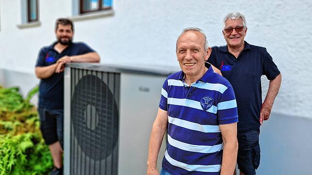 Gerhard Steinbinder (Mitte) vor seiner Wärmepumpe. Im Hintergrund zu sehen sind Timo (links) und Thomas Witzigmann. Die Handwerker haben ...