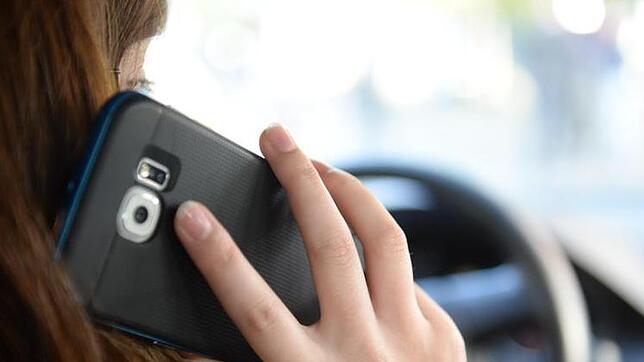 Für Autofahrer wie für Fußgänger gefährlich: Das Handy hat beim Fahren liegenzubleiben. Foto: Monika Skolimowska/Archiv