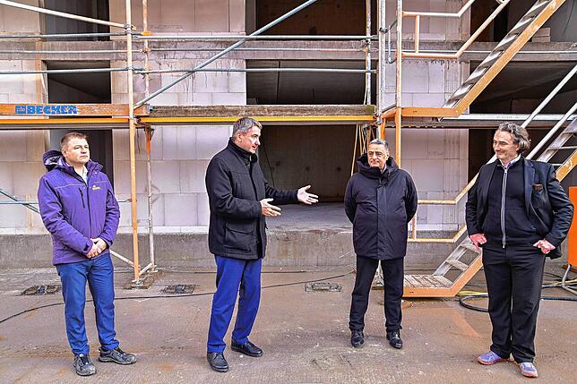 Richtfest feiern auf dem Sabagelände trotz schwieriger Bausituation (von links): Martin Birnbach von Ten Brinke, Bürgermeister Detlev ...