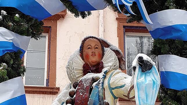 Fasnet 2021: Der Villinger Narrenbrunnen ist geschmückt wie jedes Jahr. Doch dieses Mal gab es keine öffentliche Fasnetseröffnung. Der ...