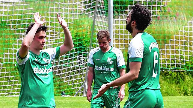 Bild : SV Waldhaus II gewinnt Kellerduell gegen DTFV Bad Säckingen mit 2:1 – und wir haben Fotos!